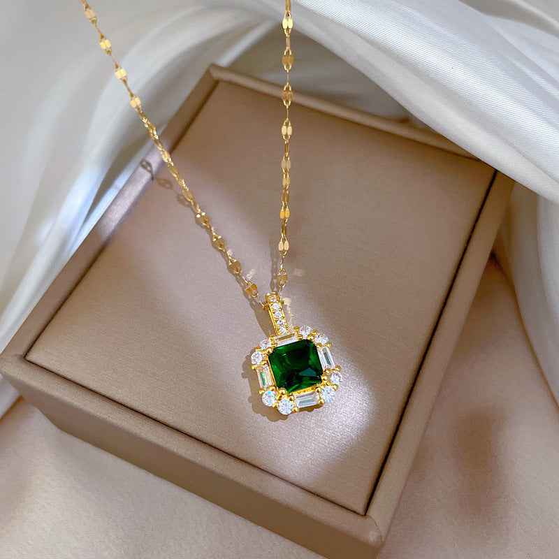 Elegant Halo Necklace - Timeless Solitaire Design