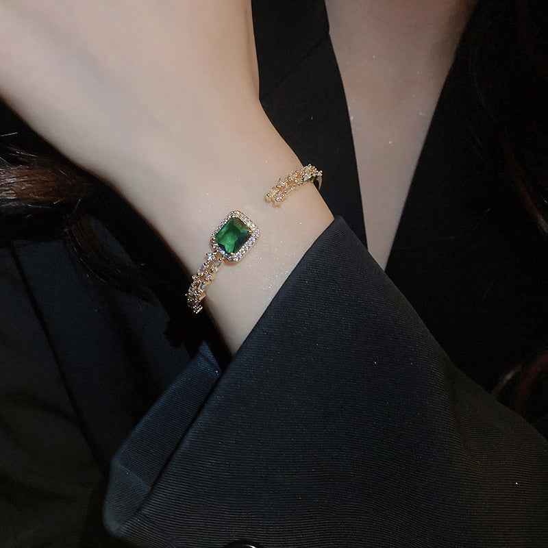 Emerald-Inspired Cuff Bracelet – Gold-Finished Copper Adjustable Elegance