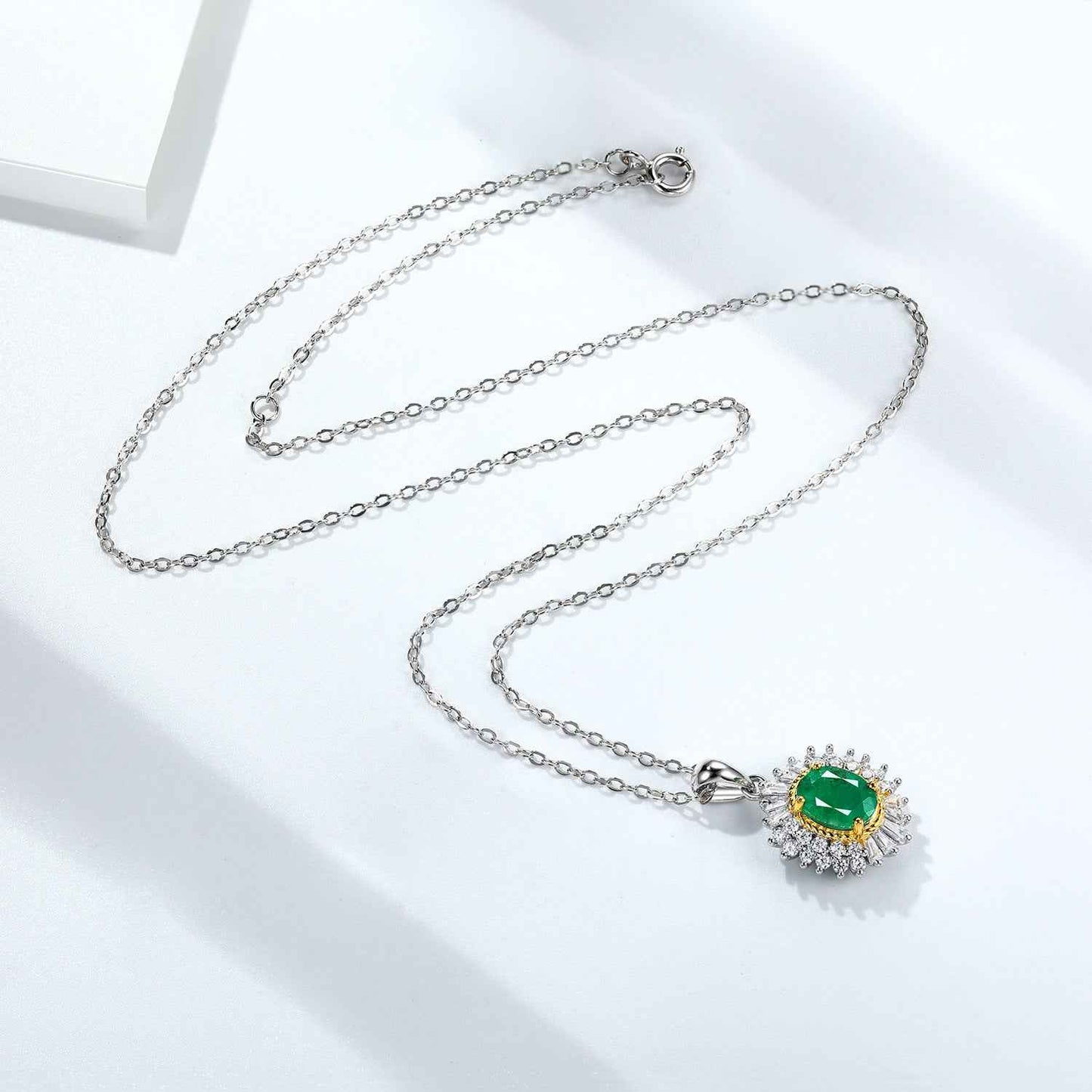 Two-Tone Emerald Diamond Necklace for Elegant Style and Timeless Appeal