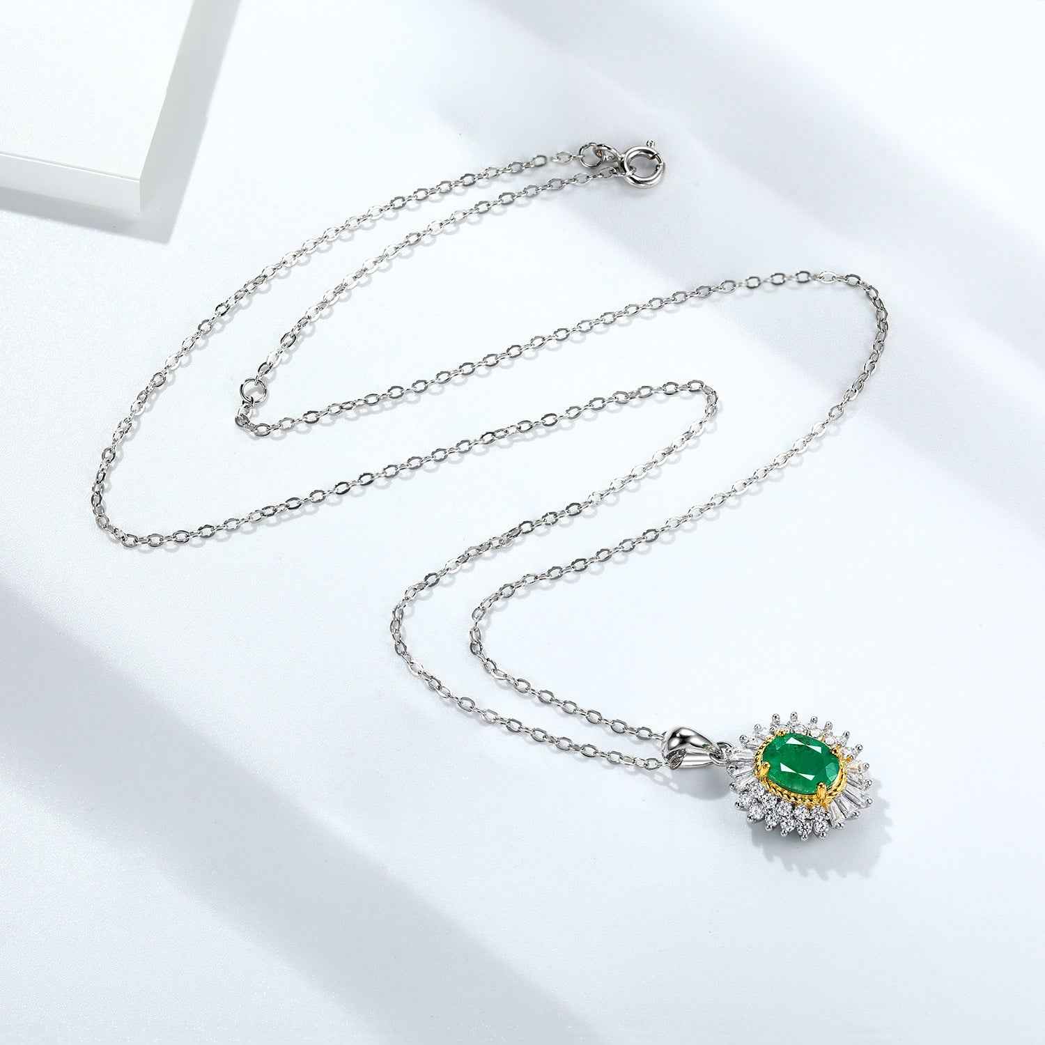 Two-Tone Emerald Diamond Necklace for Elegant Style and Timeless Appeal