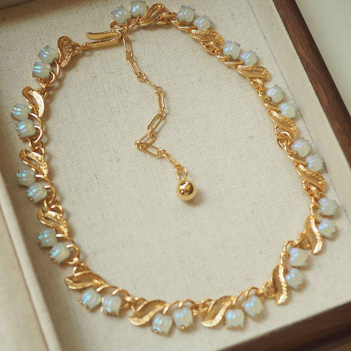 Retro Camellia Pendant Necklace - Vintage-Inspired 3D Ribbon Statement Piece