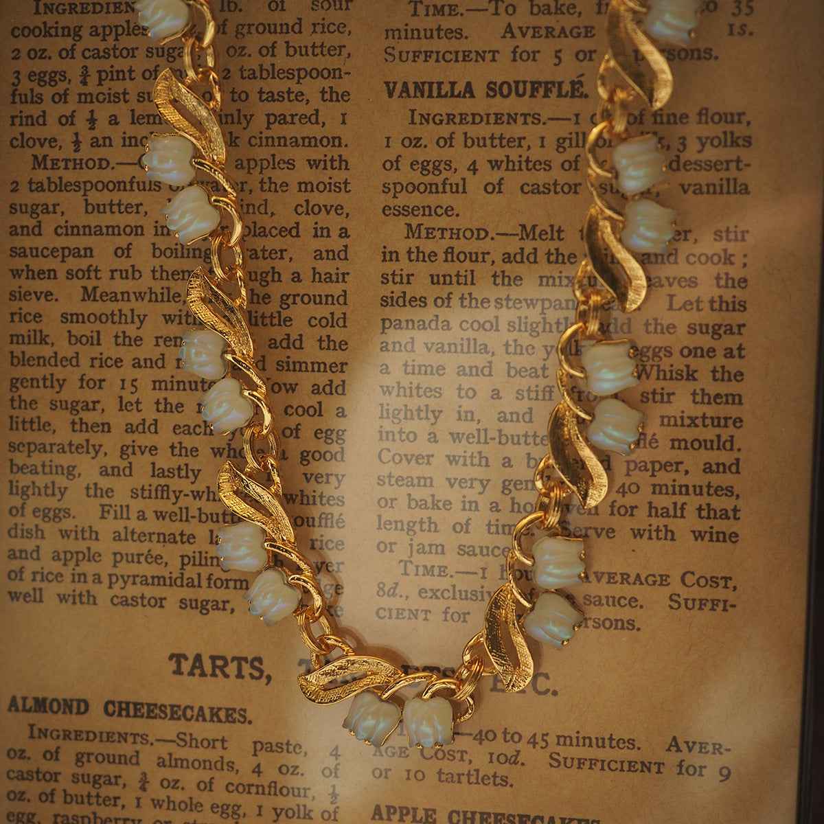 Retro Camellia Pendant Necklace - Vintage-Inspired 3D Ribbon Statement Piece