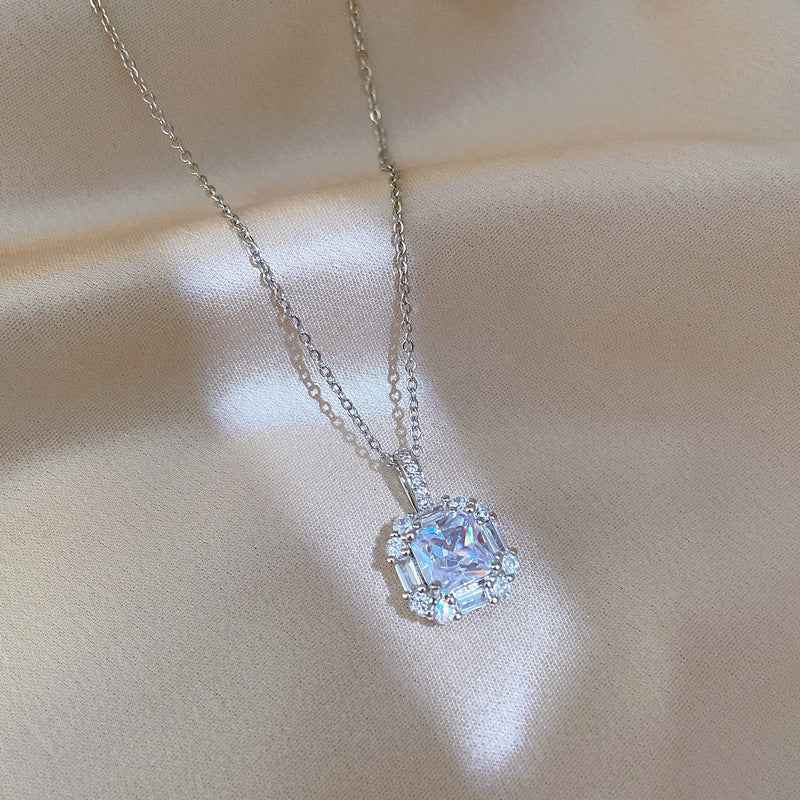 Elegant Halo Necklace - Timeless Solitaire Design