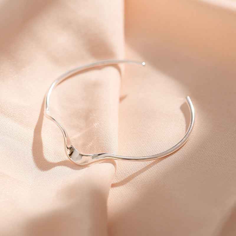 Mobius Infinity Loop Bracelet - Platinum-Plated Minimalist Design in Niche Fashion