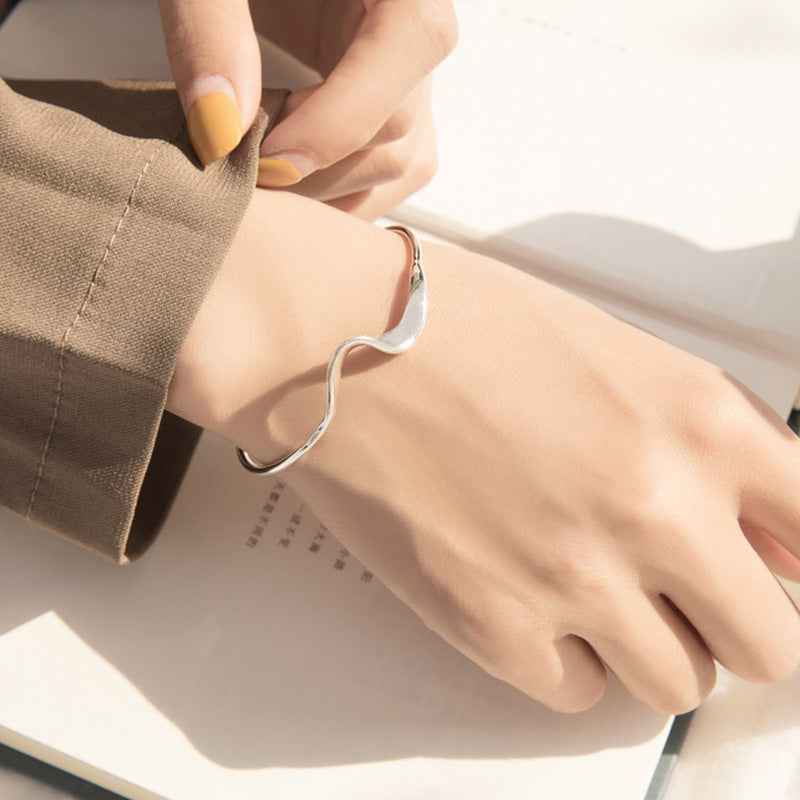 Mobius Infinity Loop Bracelet - Platinum-Plated Minimalist Design in Niche Fashion