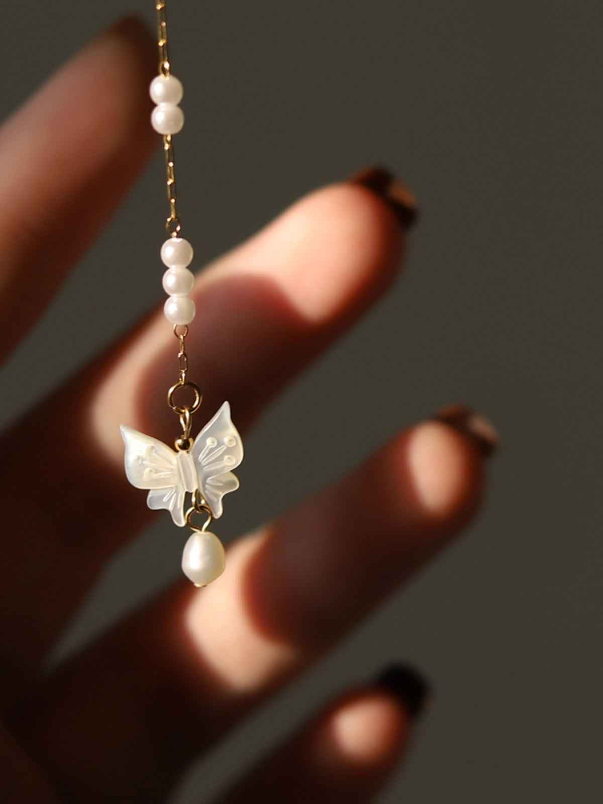 Natural Freshwater Pearl Butterfly Necklace – Elegant Shell Design with Twist Chain