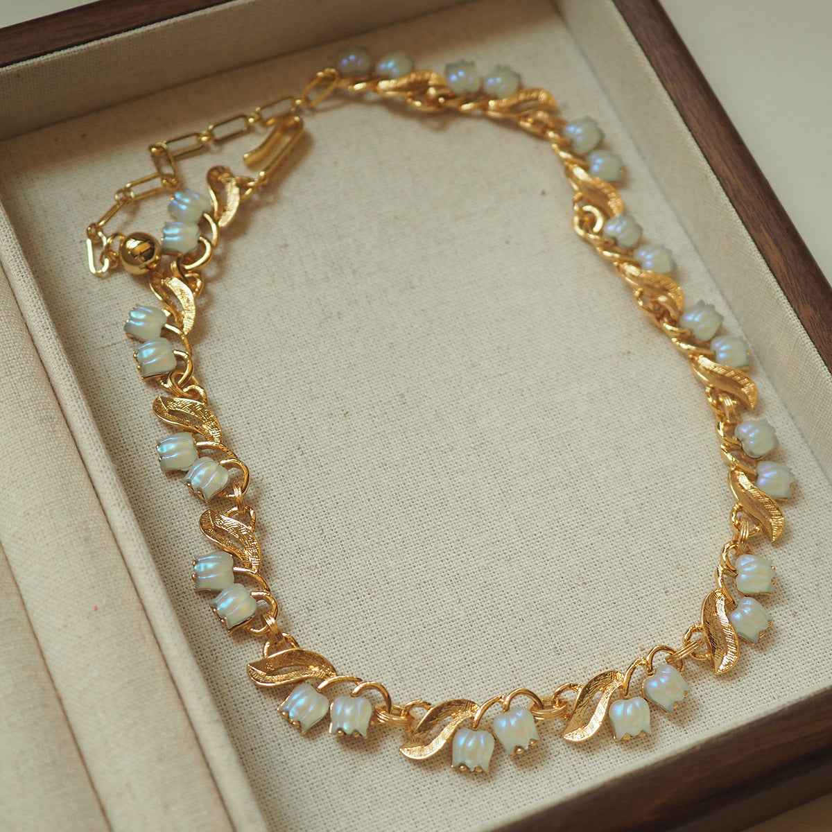 Retro Camellia Pendant Necklace - Vintage-Inspired 3D Ribbon Statement Piece