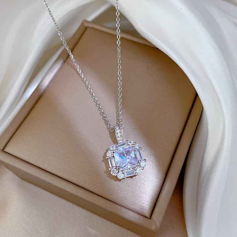 Elegant Halo Necklace - Timeless Solitaire Design
