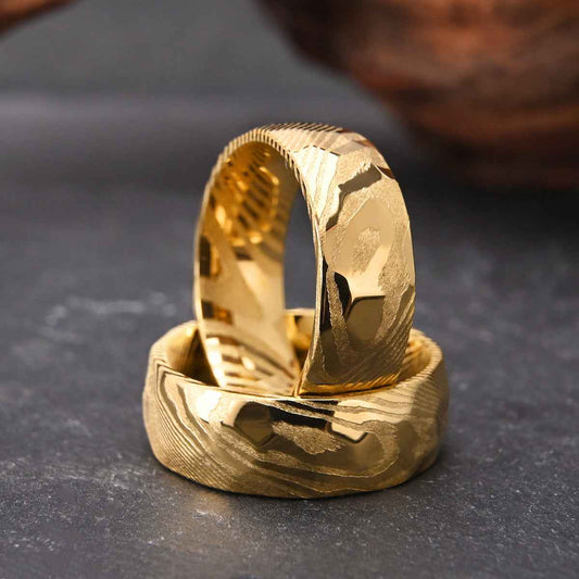 Unisex 8mm Damascus Steel Wedding Ring – 18K Gold Electroplated Tungsten | Minimalist Wide Band Fashion Jewelry