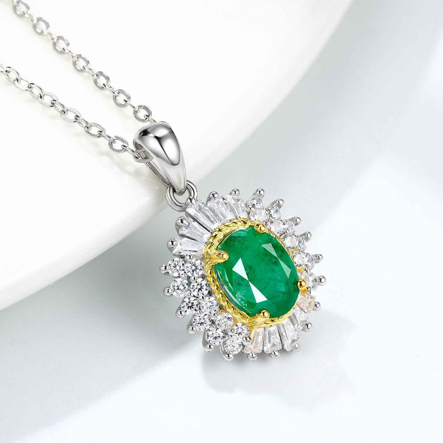 Two-Tone Emerald Diamond Necklace for Elegant Style and Timeless Appeal