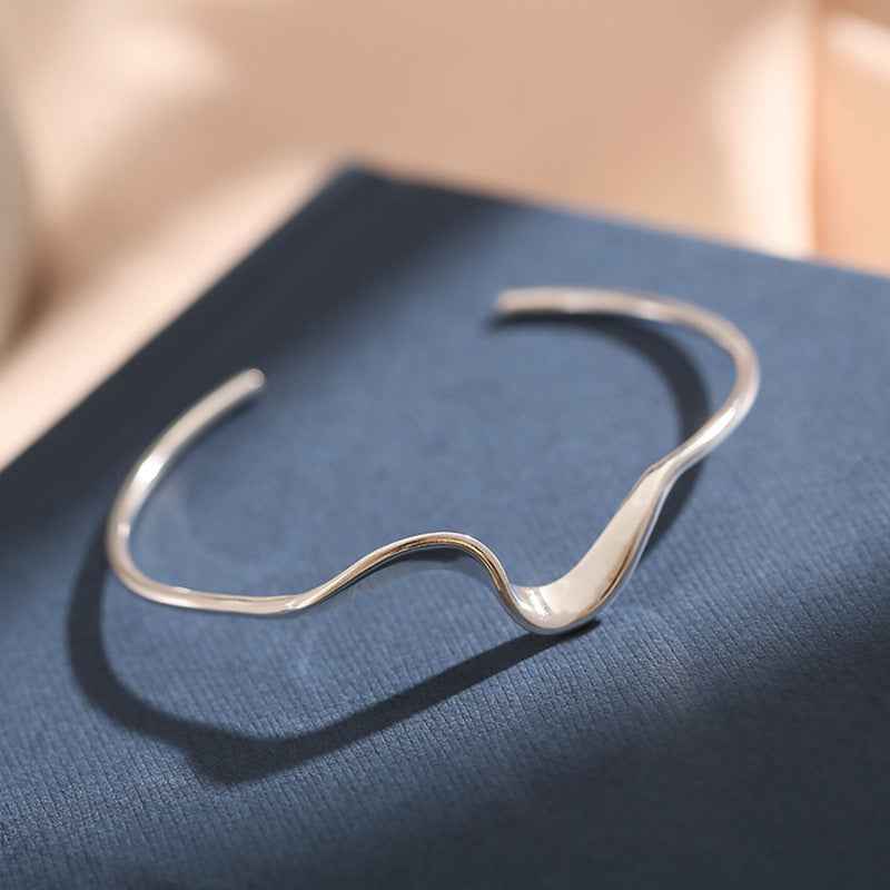 Mobius Infinity Loop Bracelet - Platinum-Plated Minimalist Design in Niche Fashion