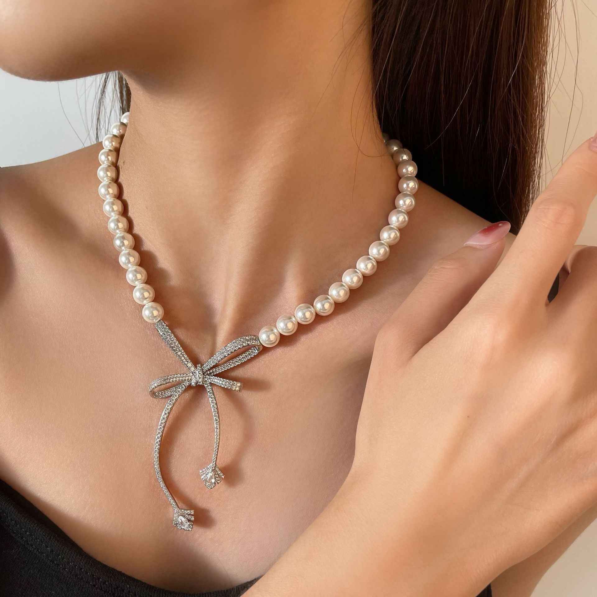 Luxury Bow Pendant Necklace - Adjustable Platinum-Plated Copper with White Finish