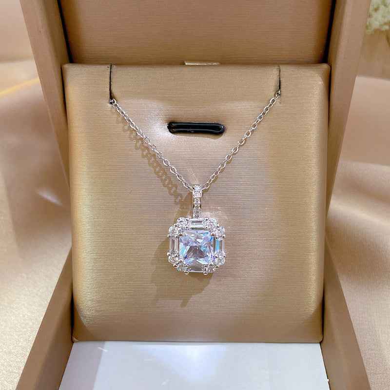 Elegant Halo Necklace - Timeless Solitaire Design